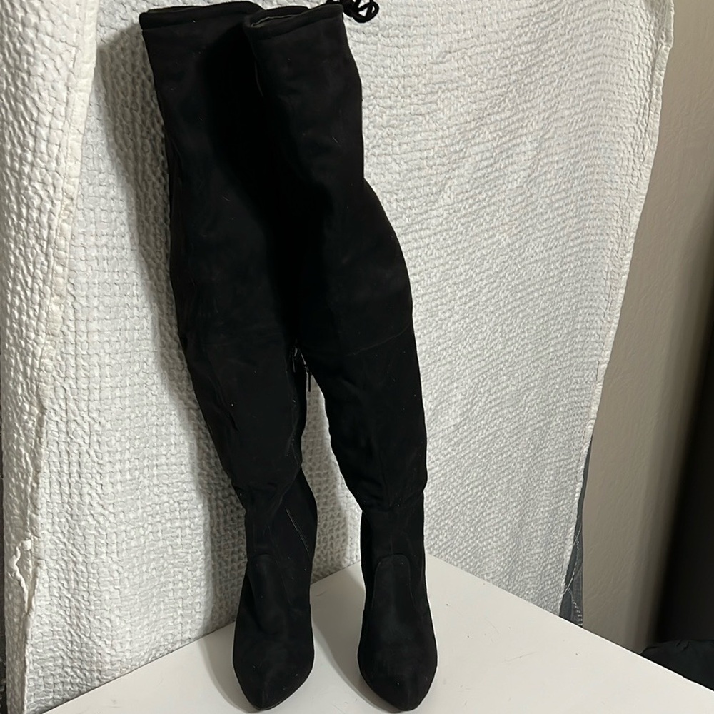 Black Women's thigh High Boots 
FAUX SUEDE
5" heel
Size 7.5
Lightly worn‎